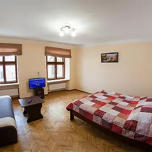 в центрі на вулиці вірменській 12 є дві спальні двуспальні ліжка Львов